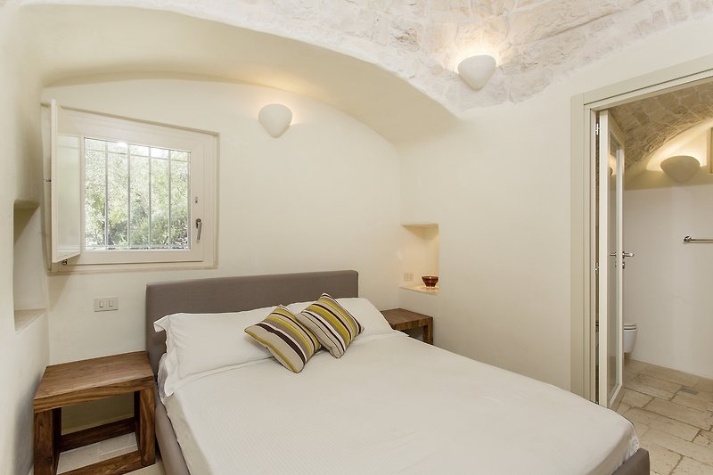 King size bed with en suite bathroom.  Wake up to another 4 metre high stone trullo cone above the bed