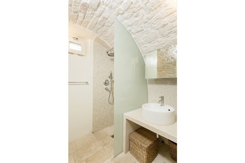 Ensuite bathroom with beautiful design and curved stone ceiling