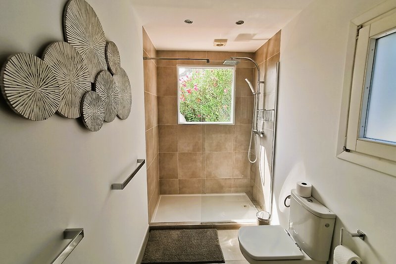 Schönes Badezimmer mit Holzakzenten und walk-in Dusche