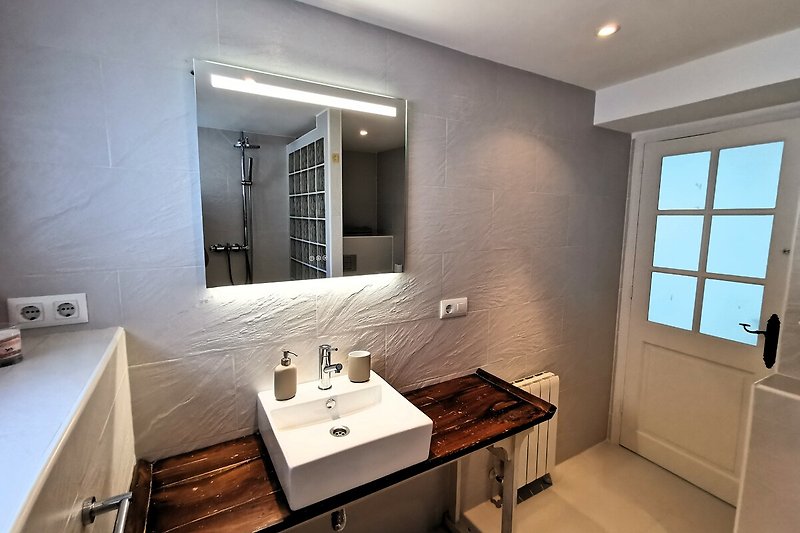 Schönes Badezimmer mit stilvoller Ausstattung.