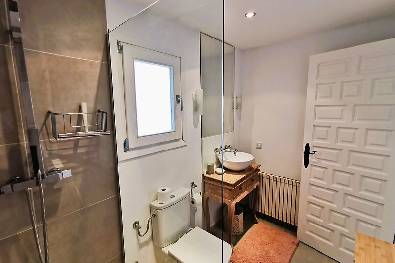 Schönes Badezimmer mit stilvoller Ausstattung und modernen Armaturen.