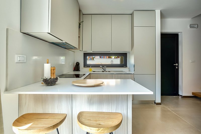 Stilvolle Küche mit modernen Geräten.