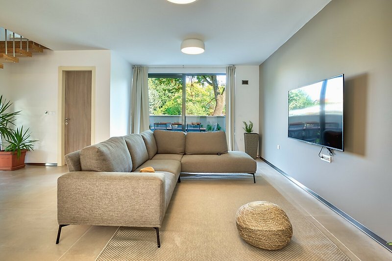 Stilvolles Wohnzimmer mit bequemer Couch