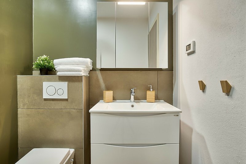 Stilvolles Badezimmer mit elegantem Design und modernen Armaturen.