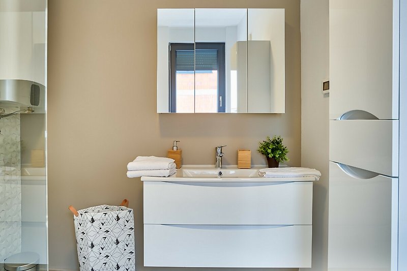 Stilvolles Badezimmer mit modernen Armaturen und elegantem Design.