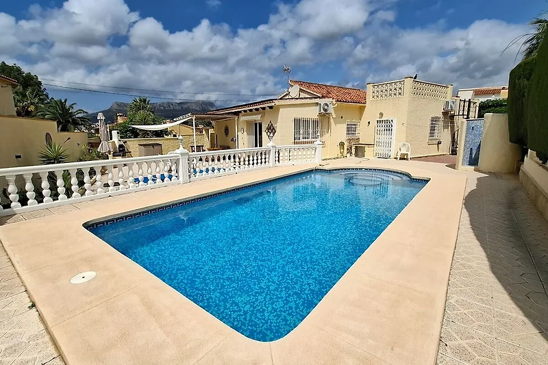 Pool, Palmen und Villa: Entspannte Ferientage im Resort genießen.