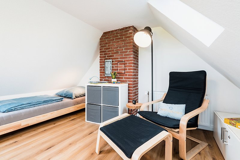 Gemütliches Schlafzimmer mit Holzbett und stilvollem Design.