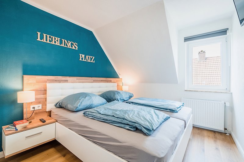 Gemütliches Schlafzimmer mit Holzbett, gemütlichen Kissen und stilvollem Design.