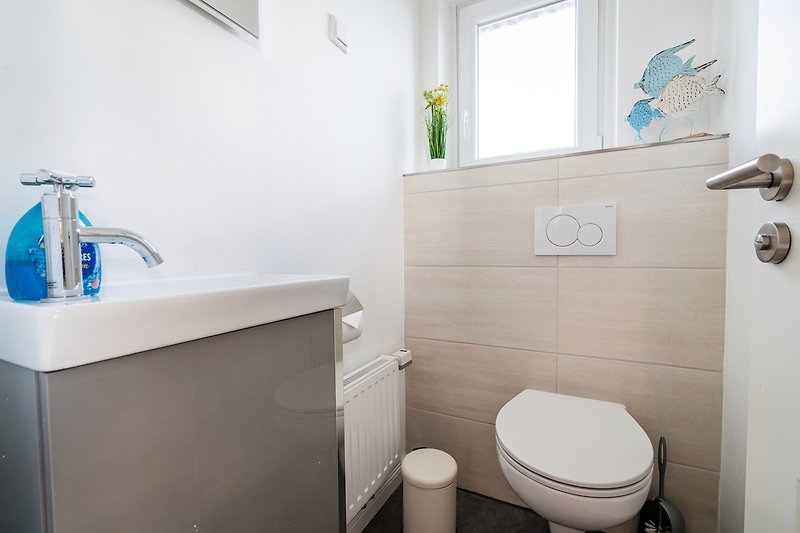 Schönes Badezimmer mit lila Toilette und modernen Armaturen.