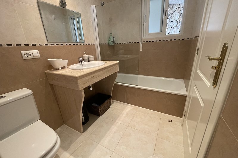 Ein modernes Badezimmer mit lila Akzenten und stilvoller Ausstattung.