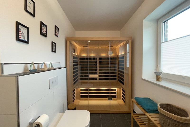 modernes Badezimmer mit wärmender Infrarot-Kabine für die kalten Tage