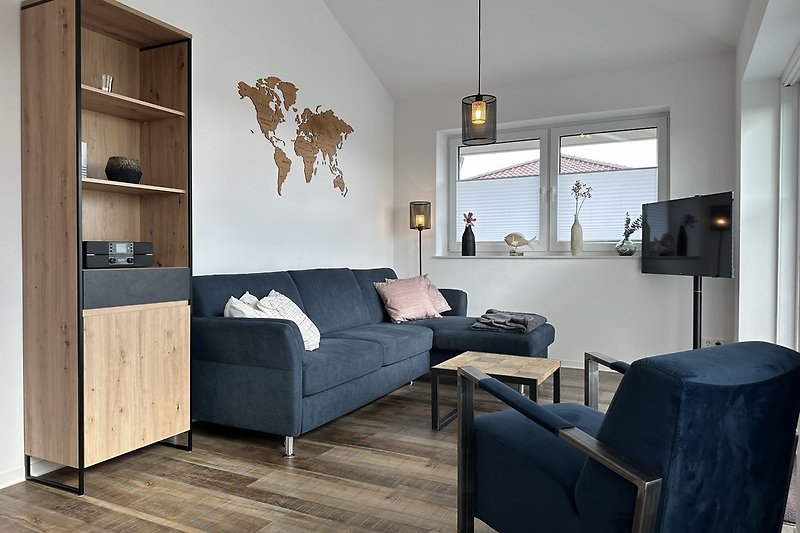 Moderne Einrichtung mit bequemer Couch und stilvollem Holzboden.