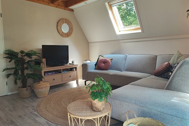 De woonkamer met heerlijke zithoek en smart tv