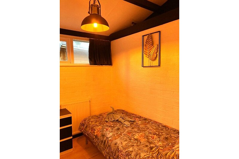 Comfortabele slaapkamer met stijlvolle verlichting en houten meubels.