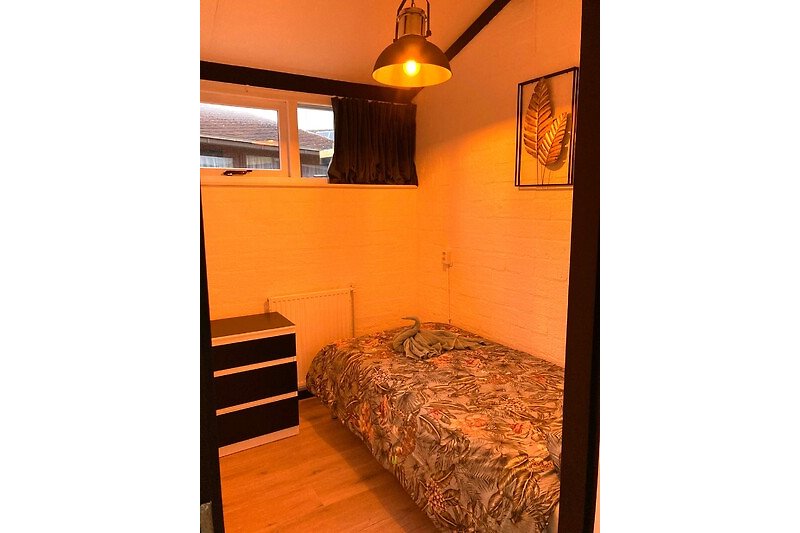 Een comfortabele slaapkamer met stijlvolle verlichting en houten meubels.