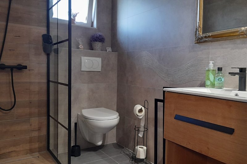 Schönes Badezimmer mit lila Akzenten und stilvollem Waschbecken.