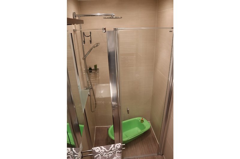 Badezimmer mit stilvollem Design und hochwertigen Armaturen.