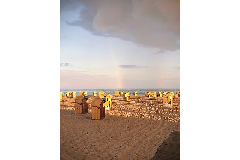 Strand mit Regenbogen