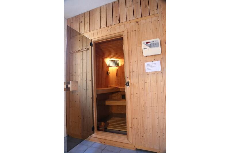 Sauna ist im Badezimmer integriert