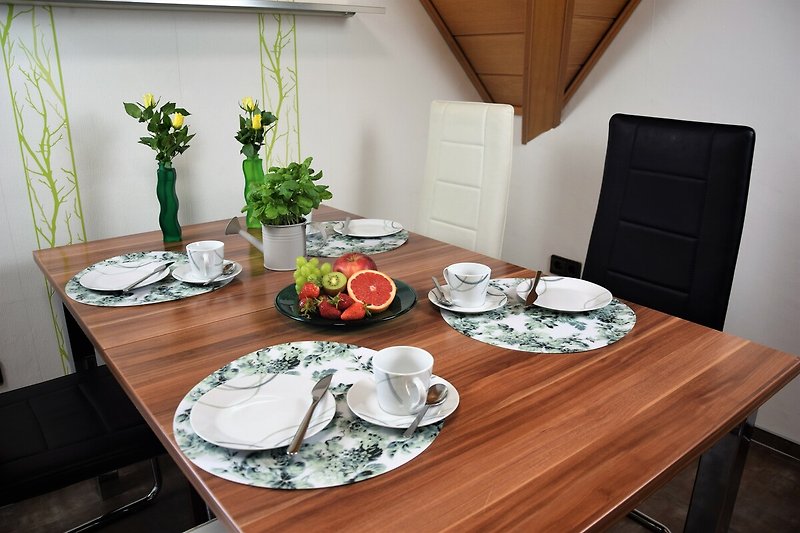 Schöner Tisch mit stilvollem Geschirr und Blumen.