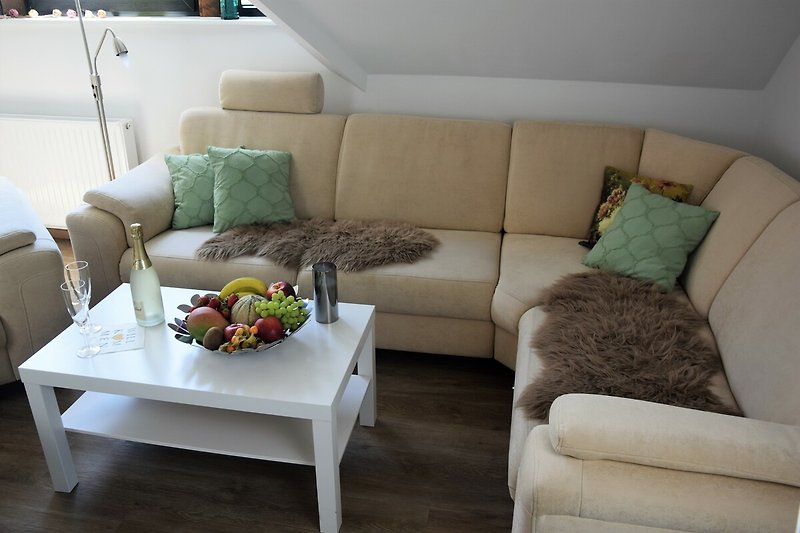Gemütliches Wohnzimmer mit bequemen Sofa, Couchtisch und stilvoller Einrichtung.