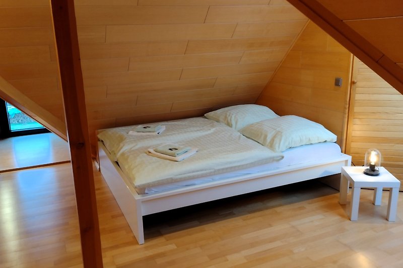 Gemütliches Schlafzimmer mit bequemem Bett und stilvoller Einrichtung. / nur ab einer Belegung von 7 Personen