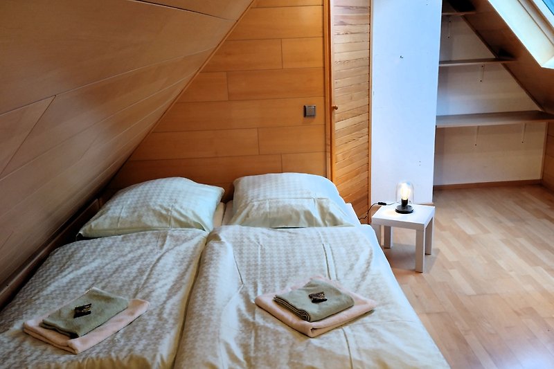 Gemütliches Schlafzimmer mit bequemem Bett und stilvoller Einrichtung. / nur ab einer Belegung von 7 Personen