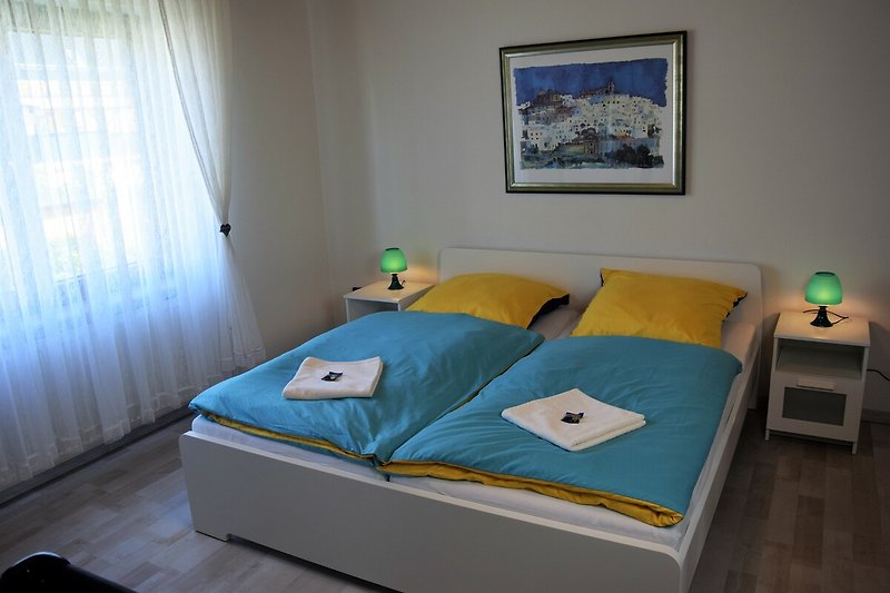 Gemütliches Schlafzimmer mit bequemem Bett und stilvoller Dekoration.