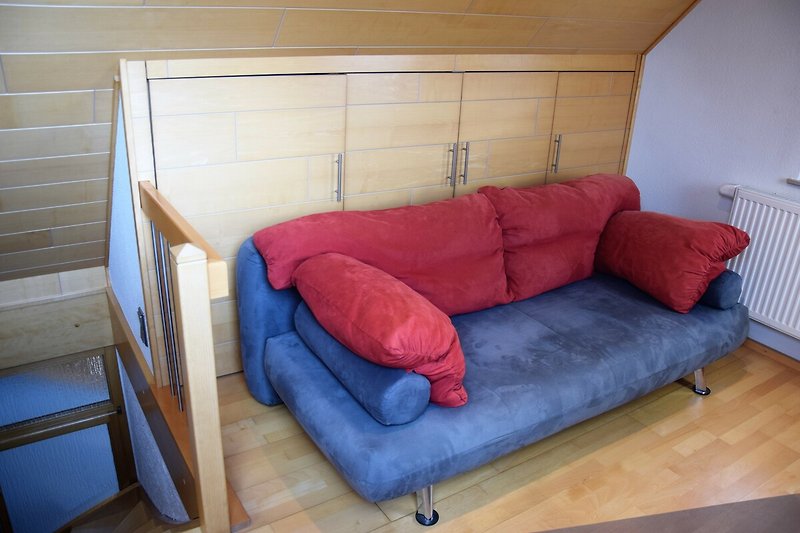 Galerie mit bequemer Couch und stilvoller Einrichtung.