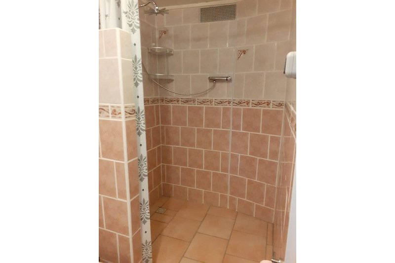 Prachtige badkamer met zeer ruime douche.
