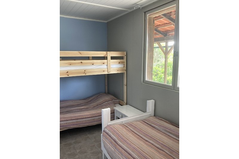 Prachtig ingerichte slaapkamer met stapelbed en comfortabel bed.