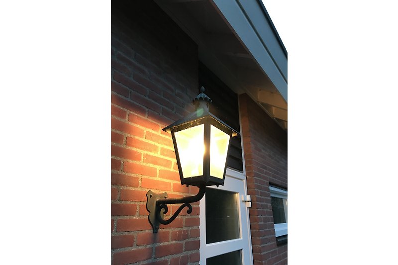 Eine stilvolle Unikat Kupfer Lamp gibt Licht bei der Haustur