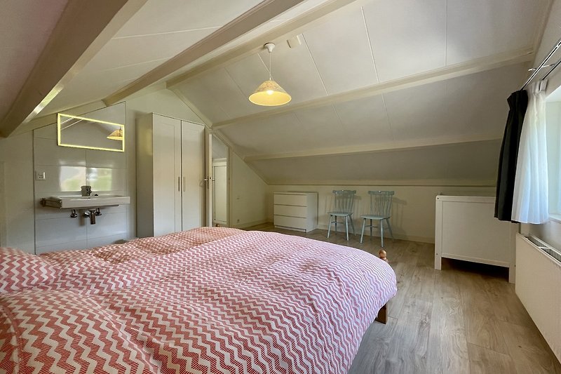 Gemütliches Schlafzimmer mit Schränke und Kinderbett mit Matratze