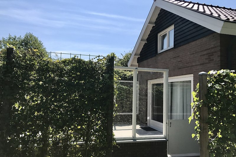 Ein charmantes Haus Zugang zur Terrasse mit Türchen für Kinder und Hunde.