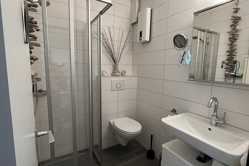Schwarzes Badezimmer mit Spiegel, Waschbecken und Dusche