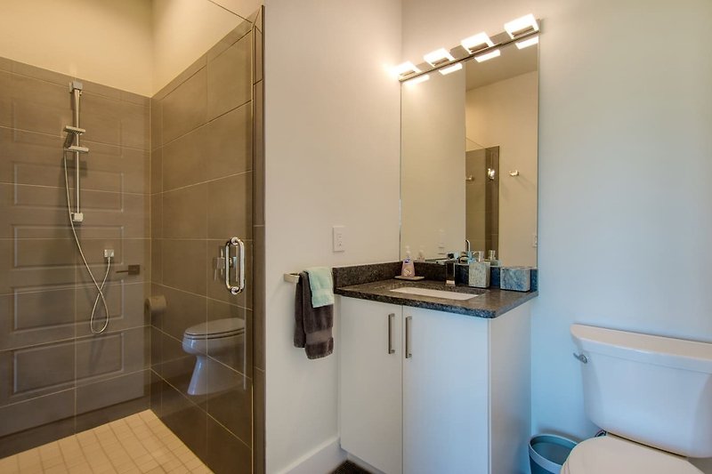 Ein modernes Badezimmer mit stilvoller Einrichtung und eleganten Armaturen.