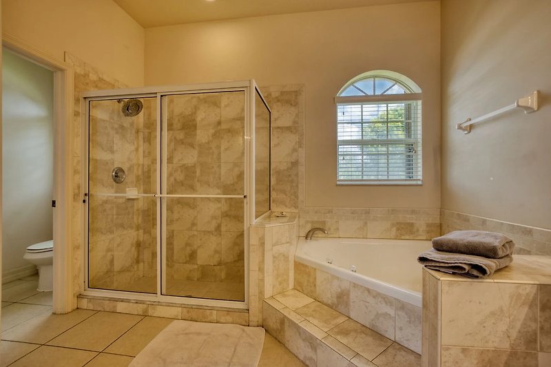 Ein stilvolles Badezimmer mit Holzboden und moderner Ausstattung.