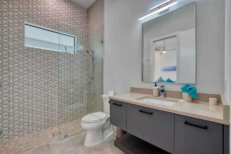 Ein stilvolles Badezimmer mit lila Akzenten und elegantem Design.