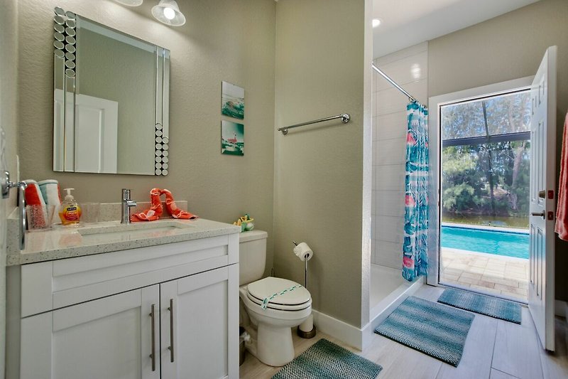 Stilvolles Badezimmer mit lila Akzenten und moderner Ausstattung.