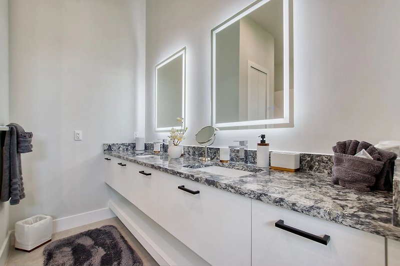 Ein stilvolles Badezimmer mit eleganten Armaturen und modernem Design.
