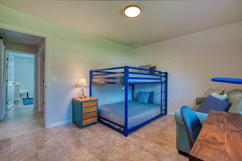 Gemütliches Schlafzimmer mit stilvoller Beleuchtung und bequemem Bett.