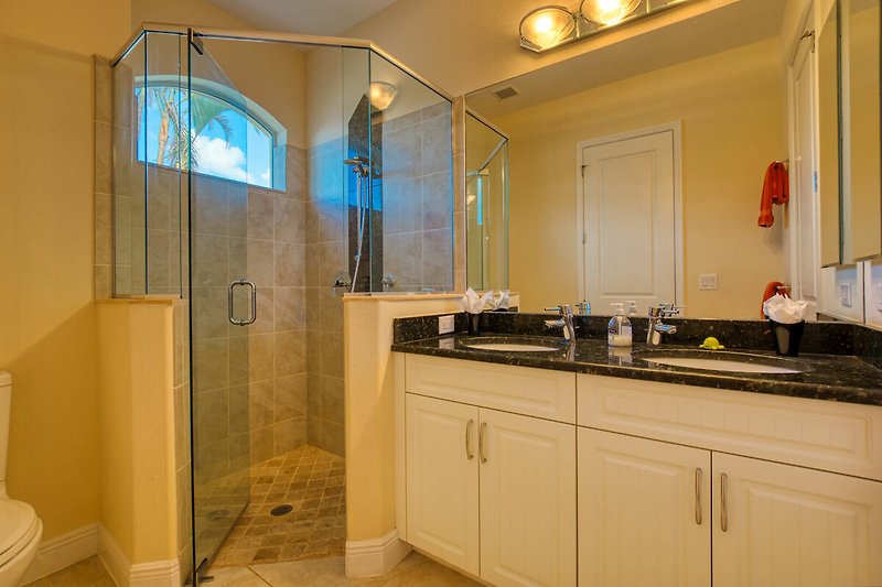 Schönes Badezimmer mit stilvoller Beleuchtung und modernem Waschbecken.