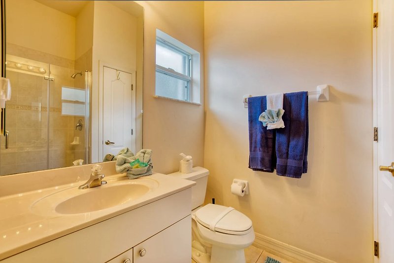 Stilvolles Badezimmer mit lila Waschbecken und modernen Armaturen.