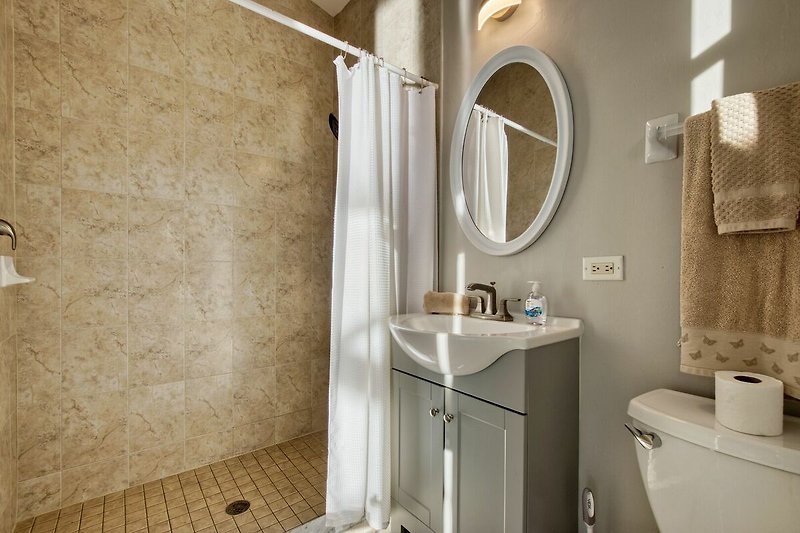 Schönes Badezimmer mit elegantem Mobiliar und stilvollem Design.