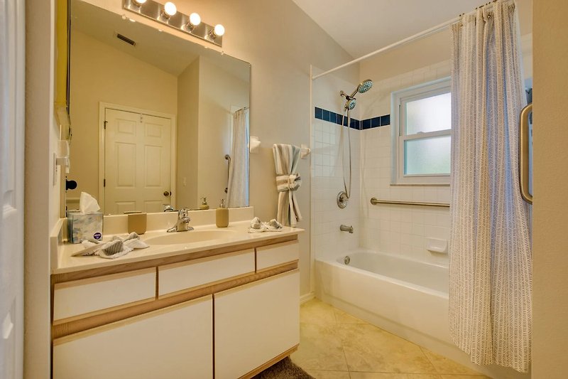 Ein stilvolles Badezimmer mit elegantem Waschbecken und Spiegel.