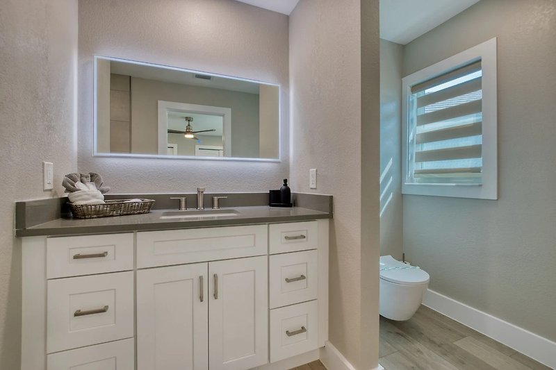 Gemütliches Badezimmer mit stilvoller Inneneinrichtung und Spiegel.