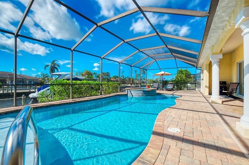 Schönes Haus mit Pool und Blick auf das Meer in der Karibik.