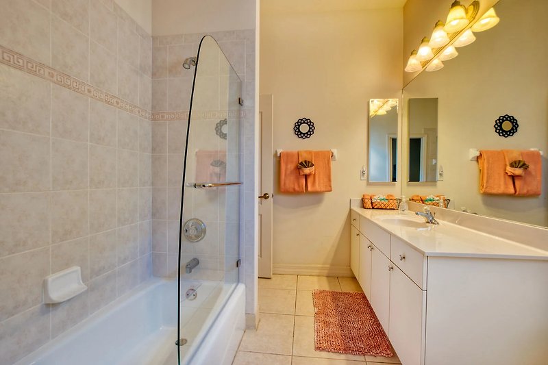 Stilvolles Badezimmer mit moderner Ausstattung und stilvoller Dusche.