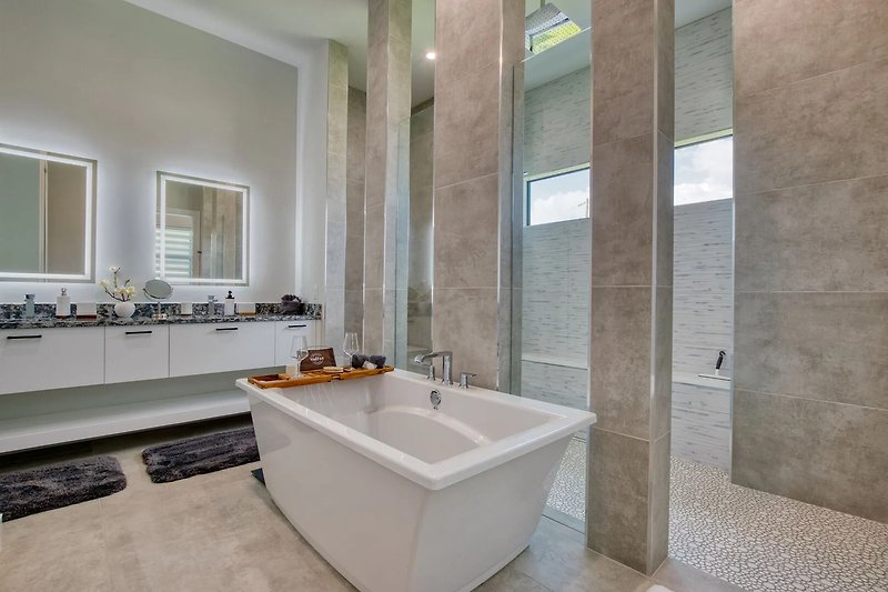 Schönes Badezimmer mit eleganten Armaturen und stilvollem Design.