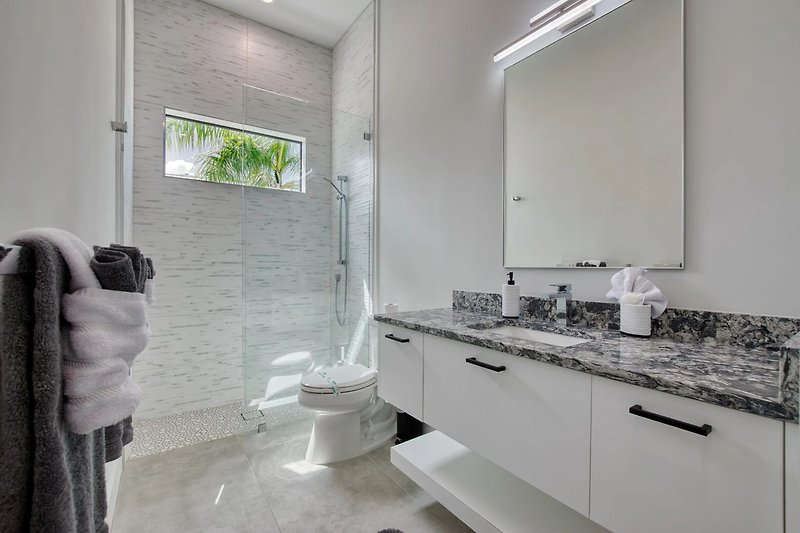Schönes Badezimmer mit stilvoller Einrichtung und eleganten Armaturen.